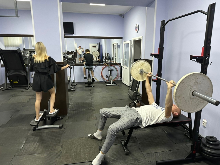 Жители ТОС "Володарец" активно занимаются на тренажерах