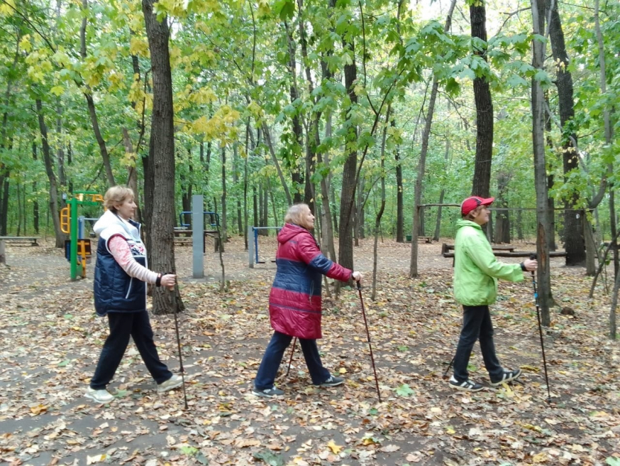 Прошли занятия по скандинавской ходьбе