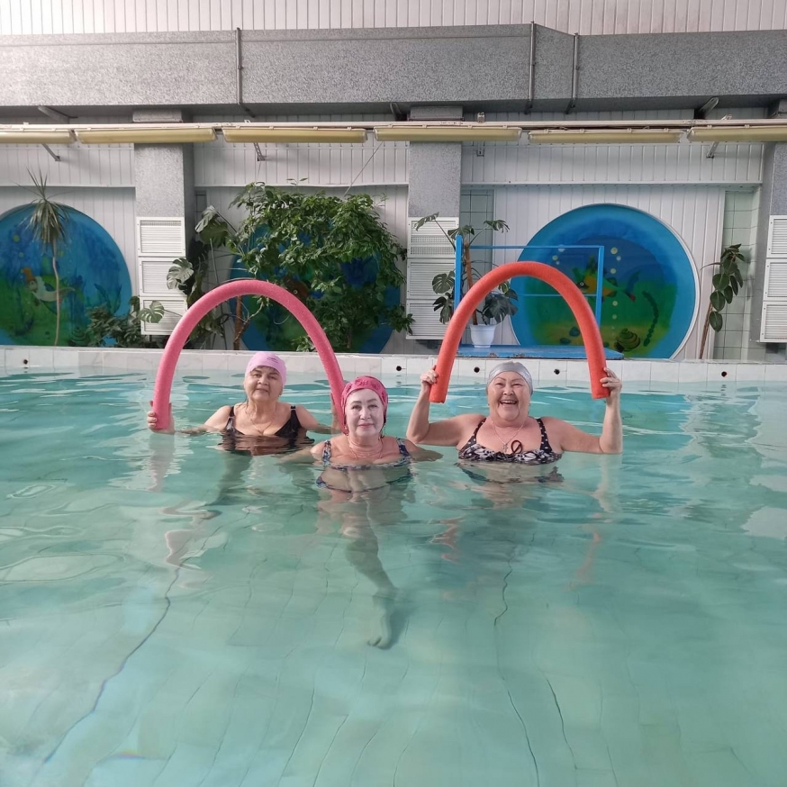 Участницы клуба &quot;В кругу друзей&quot; продолжают активно заниматься плаванием
