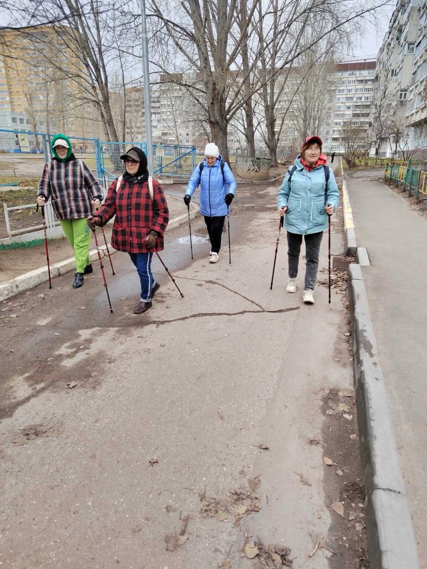 Занятия скандинавской ходьбой несмотря на погодные условия