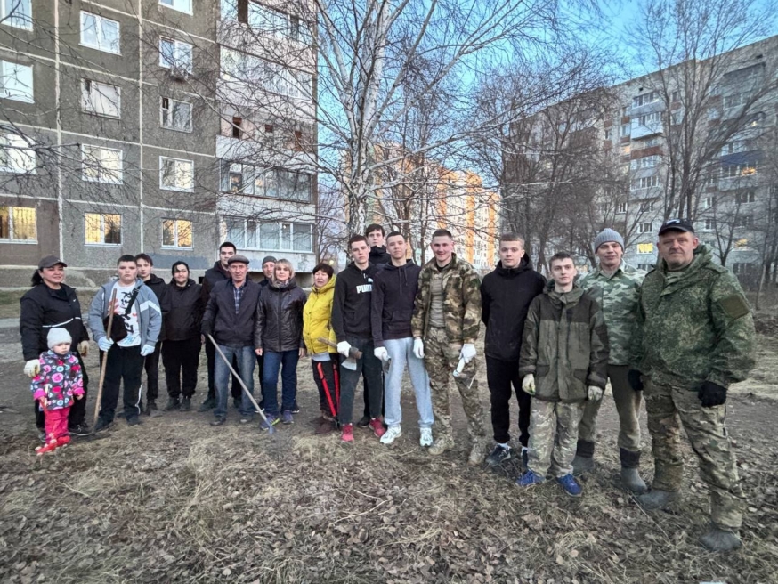 Вместе с неравнодушными жителями микрорайона провели субботник возле дома Почтовая, 28