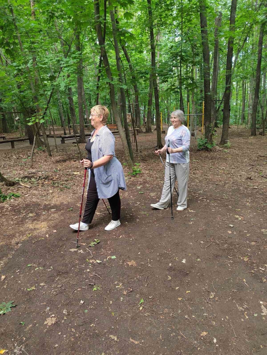 Скандинавская ходьба позволяет избежать этого, сделав тренировку простой и полезной