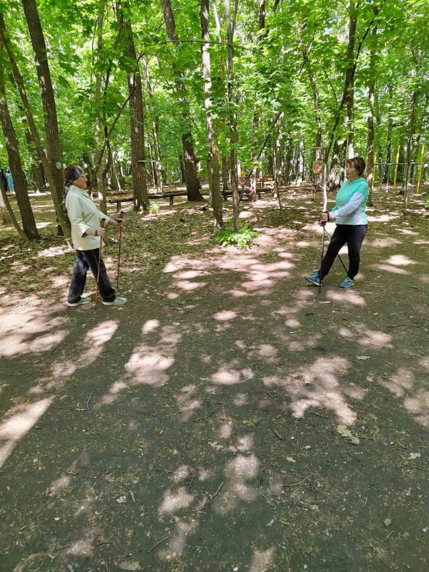 Занимаемся скандинавской ходьбой в парке, где свежий воздух и приятная обстановка