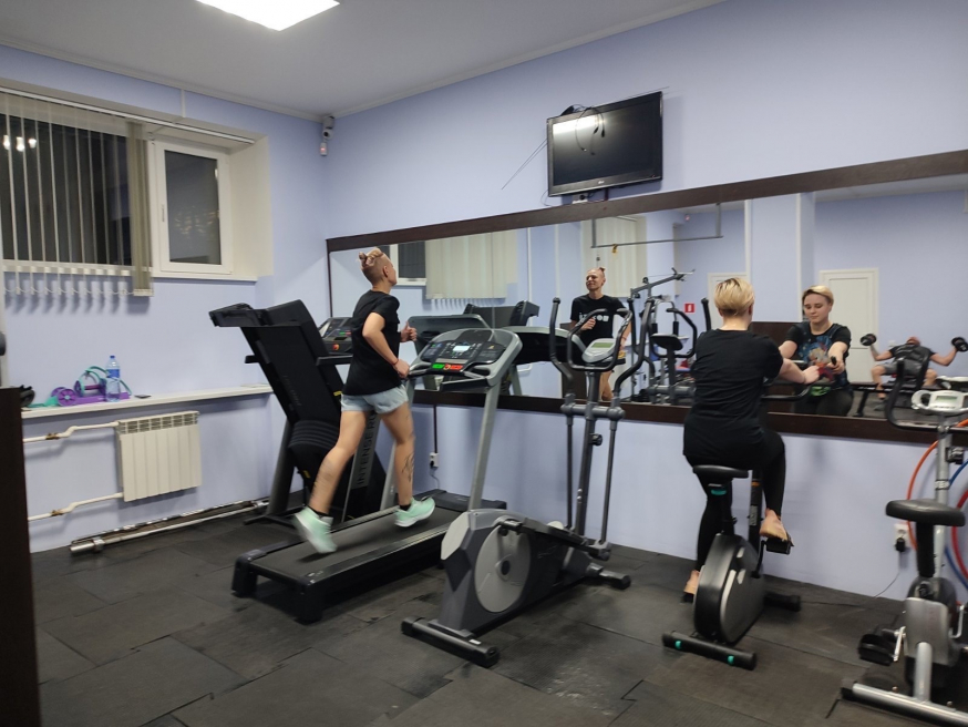 Вечернее занятие на тренажерах в спортклубе &laquo;Володарец&raquo;