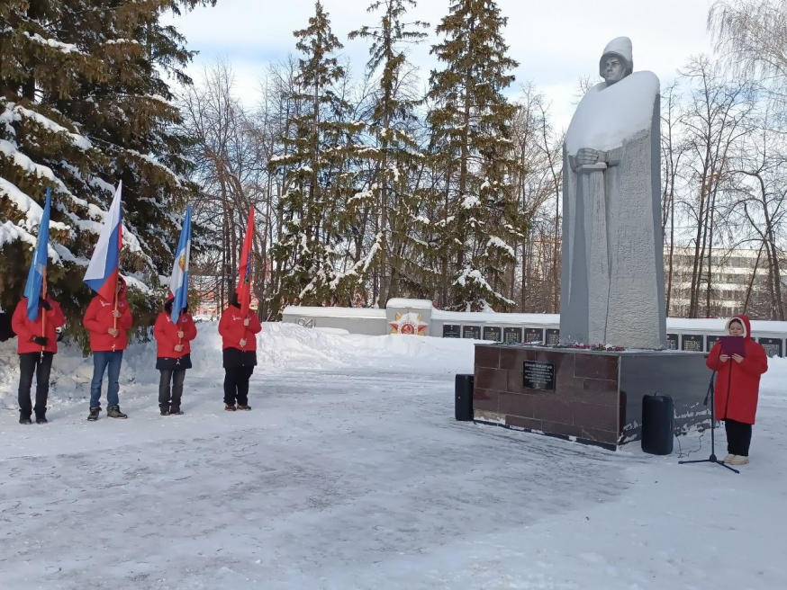 Жители ТОС &laquo;Володарец&raquo; приняли участие в торжественном возложении цветов к памятнику &laquo;Воинам-Володарцам