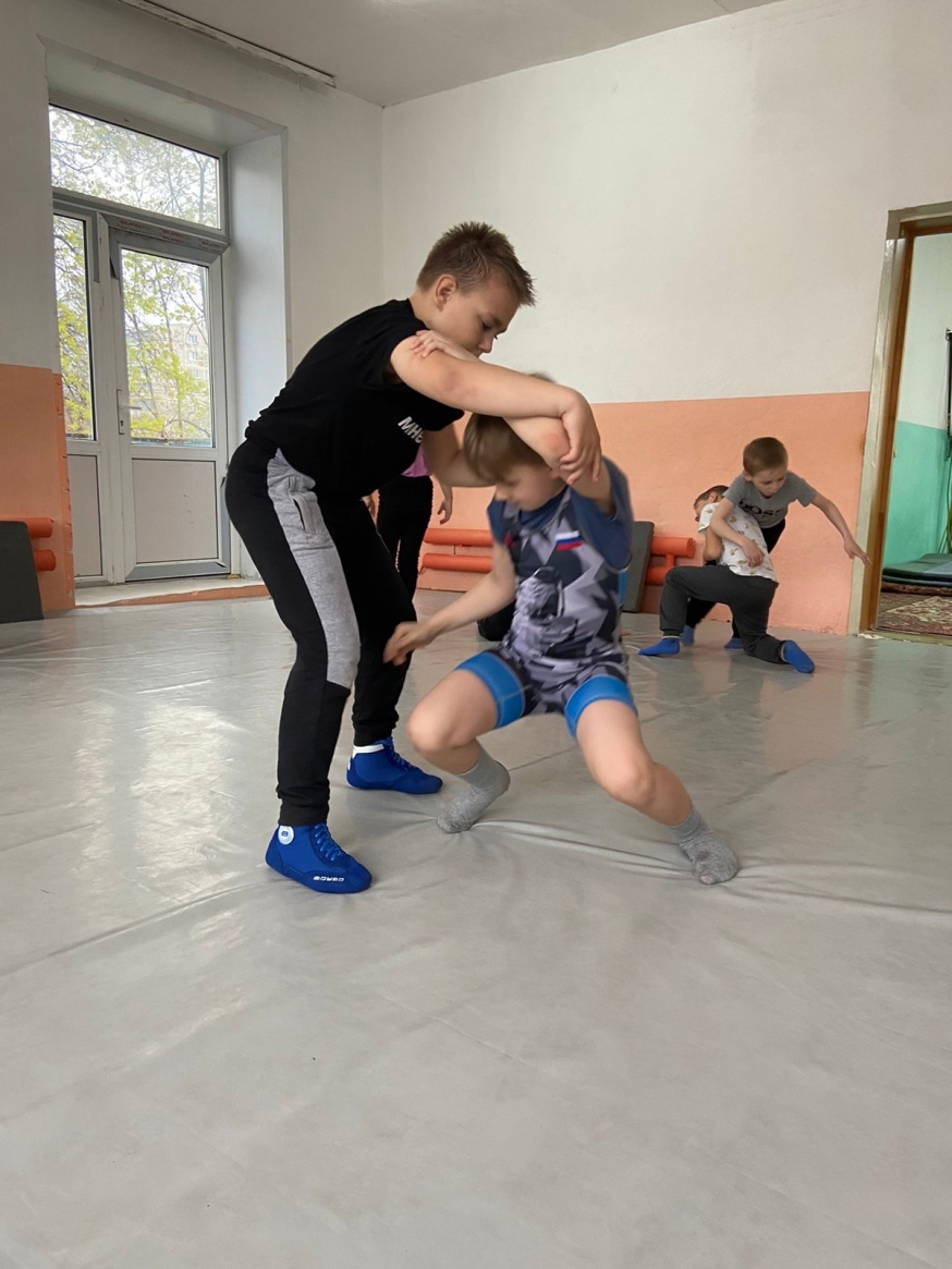 Продолжаются занятия по вольной борьбе в спортклубе "Володарец"