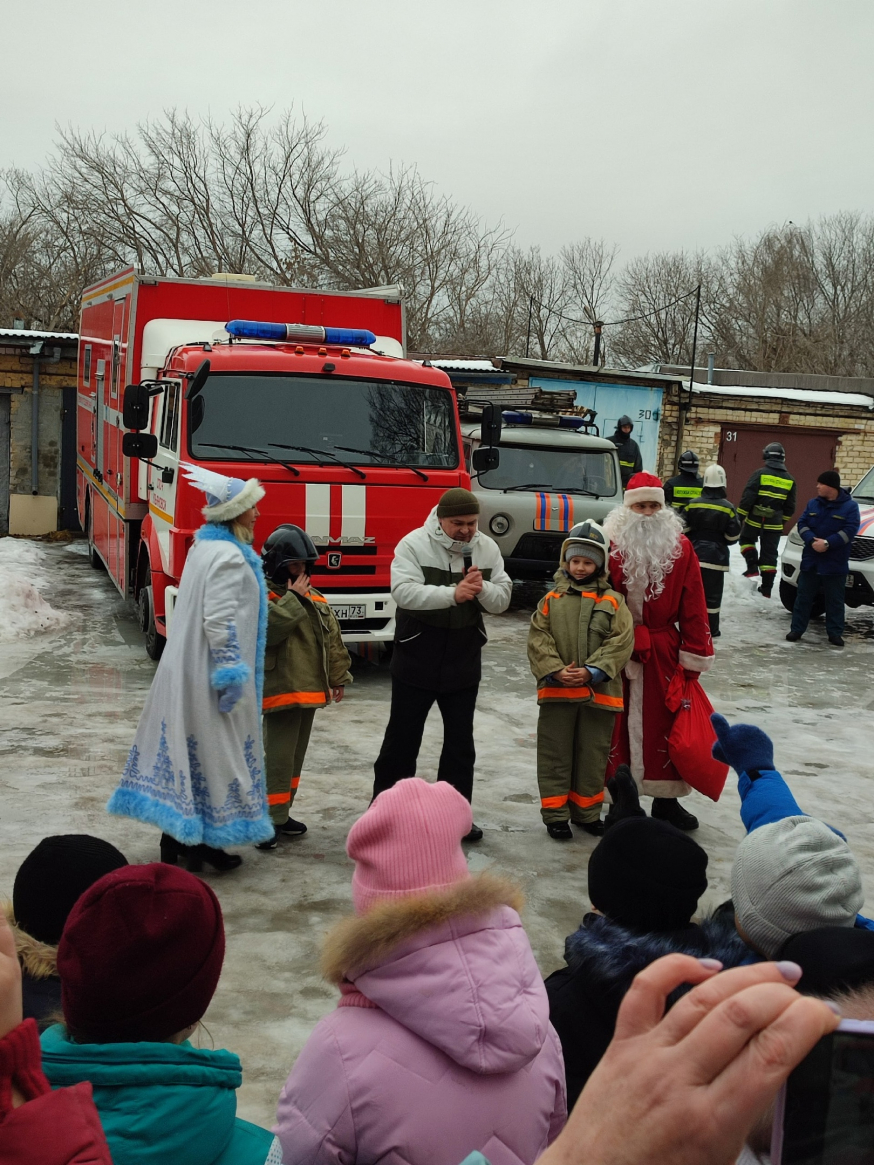 &laquo;Пожарный Дед Мороз&raquo; потушил горящий автомобиль на Нижней Террасе