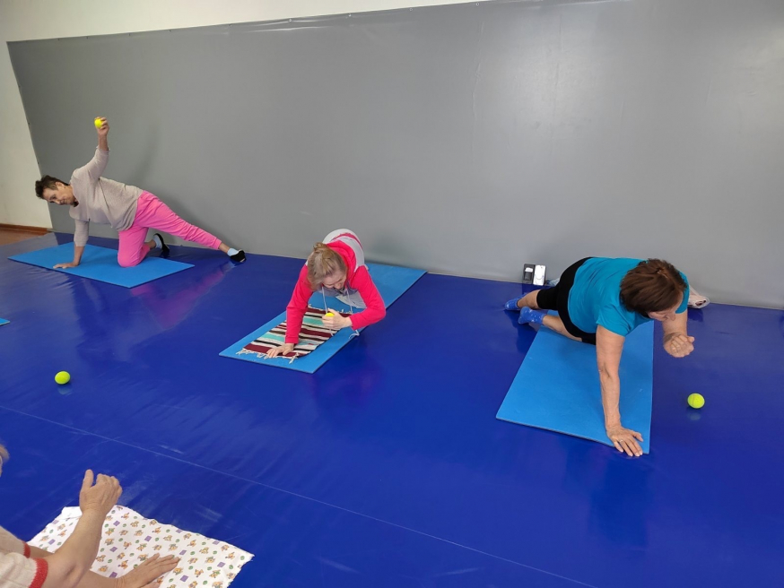 Занятия по адаптивной физкультуре в спортклубе &laquo;Володарец&raquo;